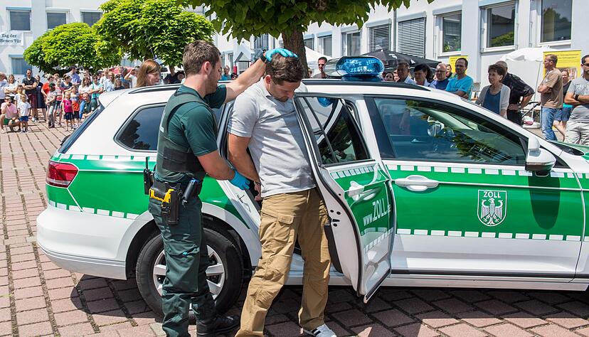 Beim Tag der offenen Tür in Böckingen zeigten Zollbeamte, wie eine Festnahme abläuft und was ihre Schutz- und Spürhunde alles können.
Foto: Mario Berger
