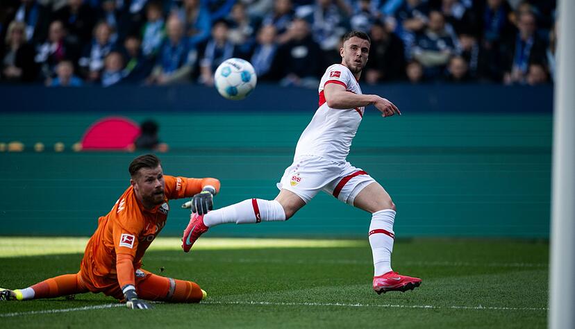 Ermedin Demirovic lupft den Ball über Timo Horn zum 2:0 ins Netz.