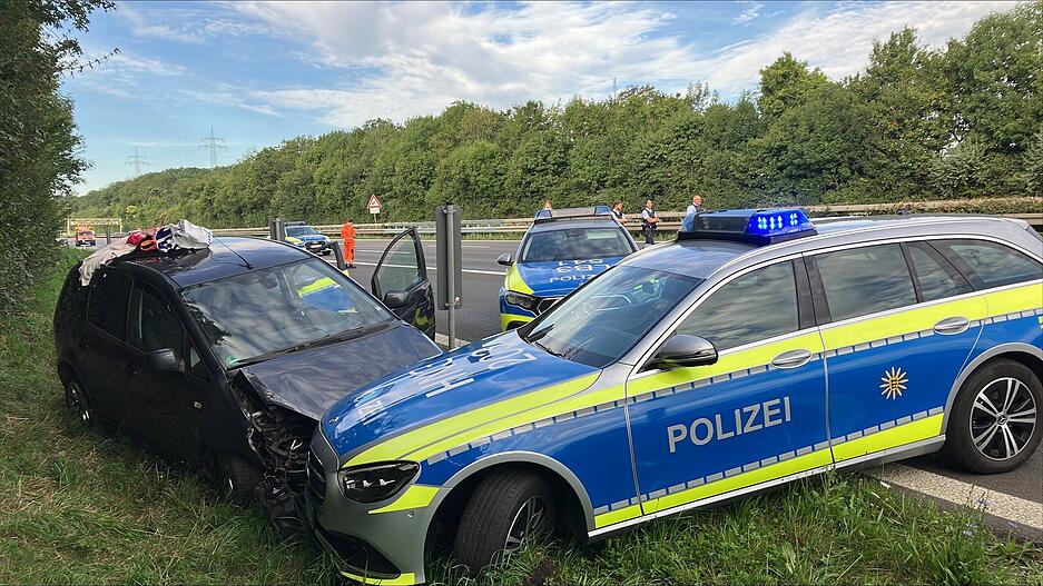 Ein Polizeieinsatz endet mit einem Unfall auf A81 bei Ilsfeld .