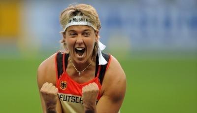 Steffi Nerius freut sich &uuml;ber ihren weiten ersten Versuch im Speerwurf.
