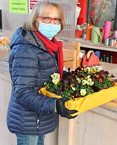 Zu den ersten Kunden bei Blumen Hachtel geh&ouml;rte am Montag Gisela Hahn. Sie entschied sich f&uuml;r Hornveilchen.