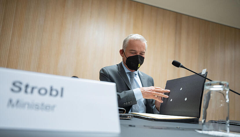 Im Zusammenhang mit den Sex-Vorwürfen gegen einen hochrangigen Polizisten gerät auch Thomas Strobl (CDU), Innenminister von Baden-Württemberg, immer mehr in Bedrängnis.