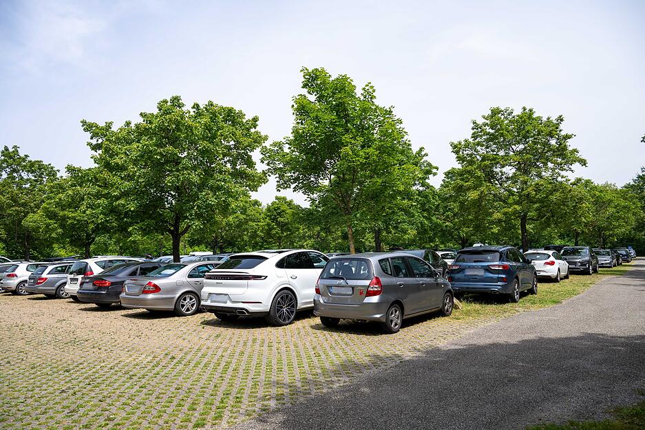 Auch wenn dieser Parkplatz voll war, gab es noch ausreichend Parkmöglichkeiten am See.