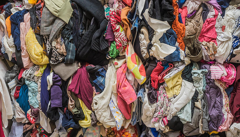 Altkleider aus Polyesterfasern sollen künftig als Rohstoff für neue Fasern dienen.