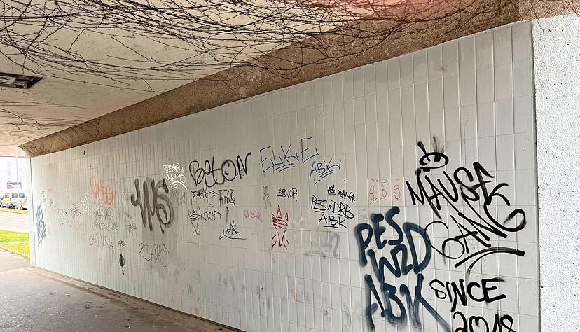 Auch die Unterf&uuml;hrung an der Burenstra&szlig;e ist seit Wochen verunstaltet.