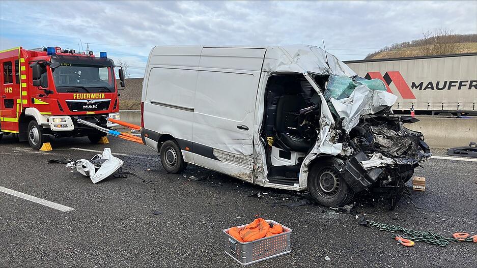 Laut Polizei war der Fahrer des Transporters nach dem Unfall auf der A6 eingeklemmt. Laut Polizei war der Fahrer des Transporters nach dem Unfall auf der A6 eingeklemmt.