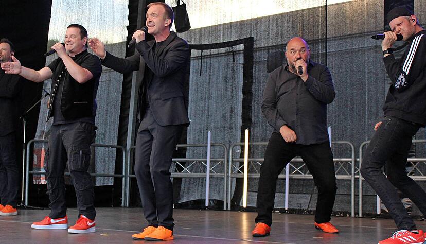 Wenn sie auch nicht auf Tuchfühlung mit dem Publikum gehen dürfen, krachen lassen es die Füenf: (v. li.) Justice, Pelvis, Memphis, Dottore Basso, Little Joe.
Foto: Väisänen