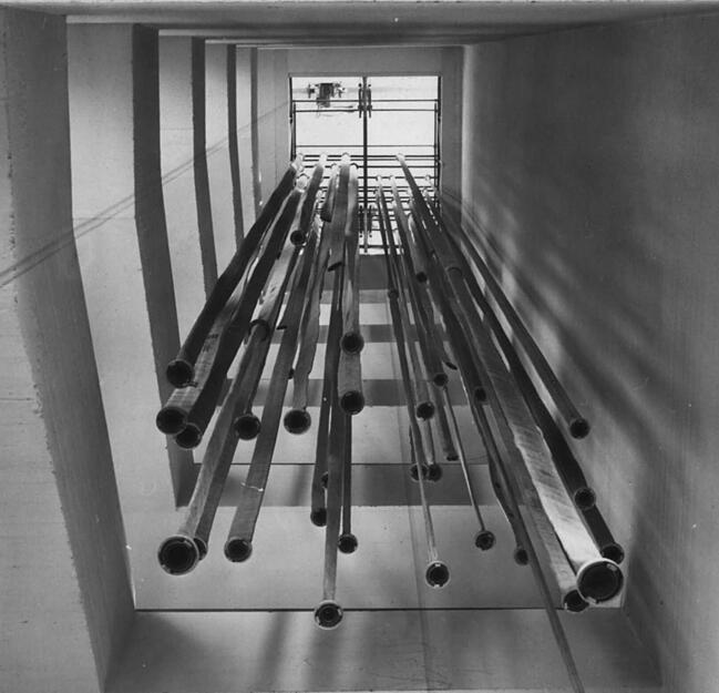 1959: Fotografie aus einer ungewöhnlichen Perspektive. Schläuche hängen im Schlauchtrocknungsraum der Heilbronner Feuerwehr.