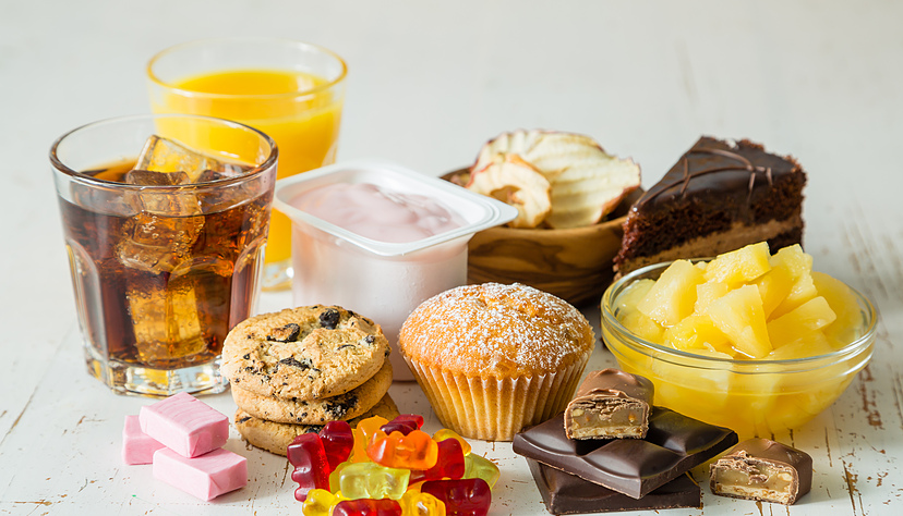 Joghurt, Gummibärchen, Schokolade... zahlreiche Lebensmittel enthalten allerlei Zucker. Aber auch wer lediglich Limonade trinkt, nimmt pro Tag rasch mehr als die empfohlene Menge an Süßem zu sich. Joghurt, Gummibärchen, Schokolade... zahlreiche Lebensmittel enthalten allerlei Zucker. Aber auch wer lediglich Limonade trinkt, nimmt pro Tag rasch mehr als die empfohlene Menge an Süßem zu sich.