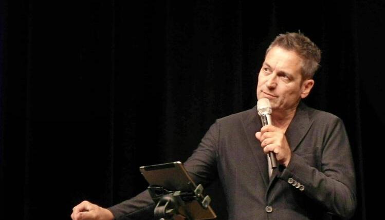 Sinnierte in der Heilbronner Harmonie &uuml;ber Gott und die Welt: der Kabarettist Dieter Nuhr.
Foto: Leonore Welzin