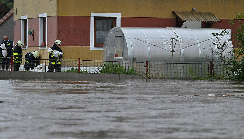 Feuerwehrleute sind wegen des Hochwassers in der Region Liberec am Ufer der Smeda (Deutsch Wittig) im Einsatz.