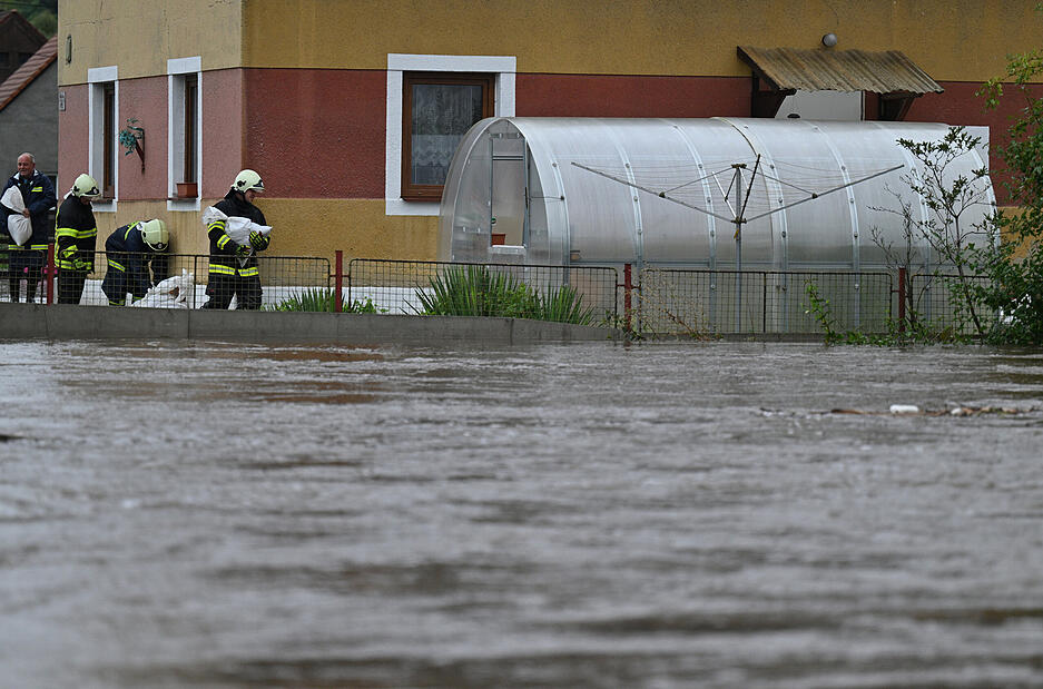 Feuerwehrleute sind wegen des Hochwassers in der Region Liberec am Ufer der Smeda (Deutsch Wittig) im&nbsp;Einsatz.