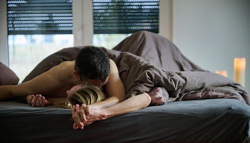 Vom Eltern- in den Paarmodus: Gerade mit kleinen Kindern bleibt oft nicht viel Raum f&uuml;r Sexualit&auml;t.