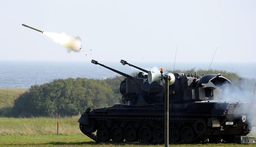 Ein Flugabwehrpanzer vom Typ "Gepard 1A2" feuert auf dem Schießplatz im schleswig-holsteinischen Todendorf eine Stinger-Flugabwehrrakete ab. Ein Flugabwehrpanzer vom Typ "Gepard 1A2" feuert auf dem Schießplatz im schleswig-holsteinischen Todendorf eine Stinger-Flugabwehrrakete ab.
