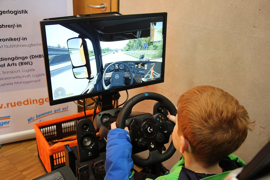 Mit einem Lkw-Simulator bringt die Spedition R&uuml;dinger pr&auml;sentiert den Beruf auf dem Krautheimer Fr&uuml;hling.
