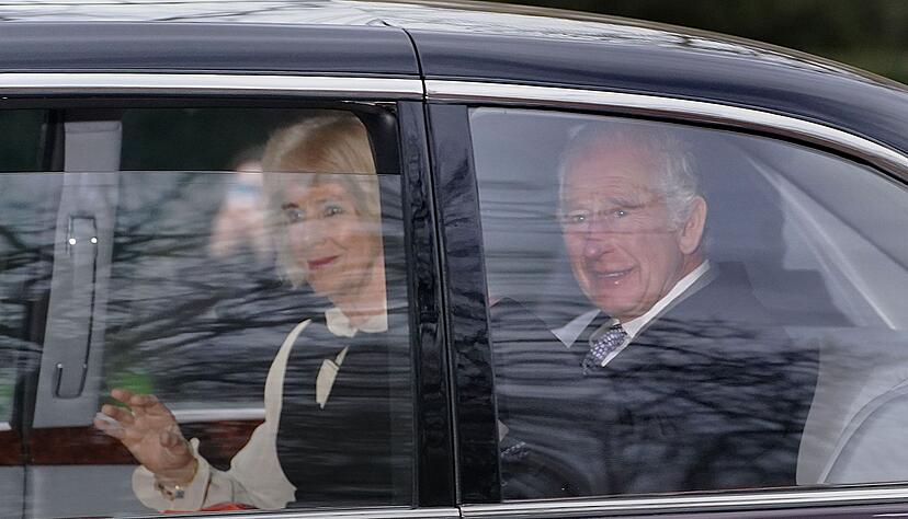 König Charles III. und Königin Camilla verlassen in einer Limousine das Clarence House in London.