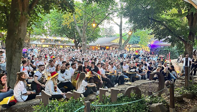 Volles Haus im Food Court: Hunderte Fußball-Fans schauen das Deutschland-Spiel beim Public Viewing in Heilbronn