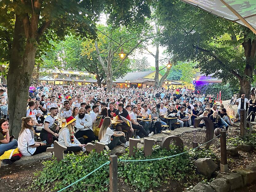 Volles Haus im Food Court: Hunderte Fußball-Fans schauen das Deutschland-Spiel beim Public Viewing in Heilbronn