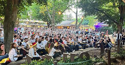 Volles Haus im Food Court: Hunderte Fußball-Fans schauen das Deutschland-Spiel beim Public Viewing in Heilbronn
