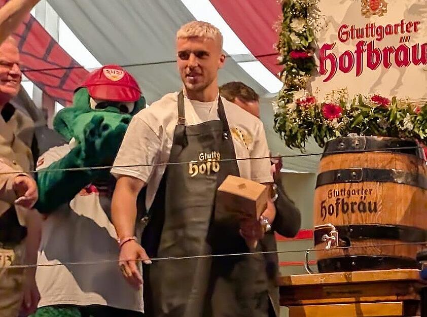 Der VfB-St&uuml;rmer musste sein K&ouml;nnen beim Fassanstich zeigen.