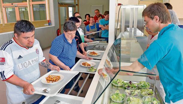 Der Neubau ist nicht nur ein Ort zum Produzieren, sondern auch zum Leben. Auch im Speisesaal mit Ausgabetheke ist auf Wohlf&uuml;hlatmosph&auml;re geachtet worden.