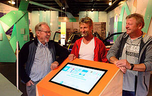 Seit 18 Jahren fährt Albrecht Scheubner (links) sein Frachtschiff im Dienste der Wissenschaft durch Deutschland. Hier trifft er alte Freunde aus Tauberbischofsheim. Seit 18 Jahren fährt Albrecht Scheubner (links) sein Frachtschiff im Dienste der Wissenschaft durch Deutschland. Hier trifft er alte Freunde aus Tauberbischofsheim.