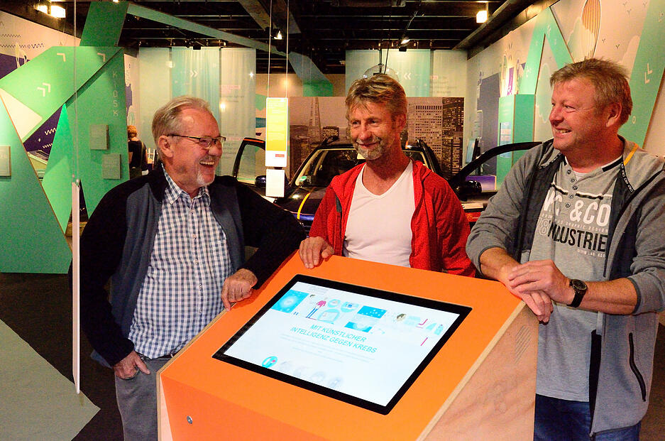 Seit 18 Jahren fährt Albrecht Scheubner (links) sein Frachtschiff im Dienste der Wissenschaft durch Deutschland. Hier trifft er alte Freunde aus Tauberbischofsheim. Seit 18 Jahren fährt Albrecht Scheubner (links) sein Frachtschiff im Dienste der Wissenschaft durch Deutschland. Hier trifft er alte Freunde aus Tauberbischofsheim.