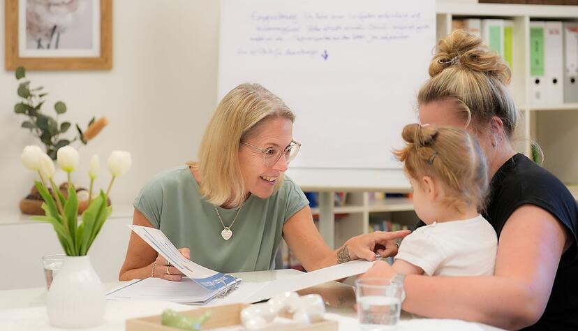 Die Eltern sind mit im Boot: Der regelm&auml;&szlig;ige Austausch mit M&uuml;ttern und V&auml;tern geh&ouml;rt zum Erzieher-Job dazu.
