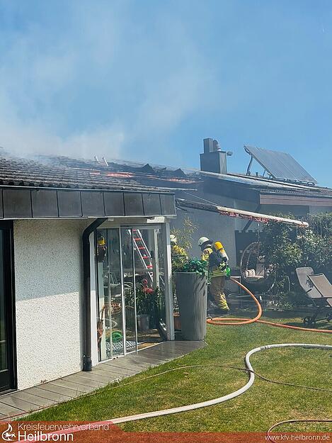 Ein Brand auf einer Terrasse in Heilbronn-Biberach f&uuml;hrt zu einem Gro&szlig;einsatz der Feuerwehr.