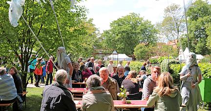 An den Essensständen ist bis in den Nachmittag hinein viel los − aber nicht nur kulinarisch genießen die Besucher: Die "Windpferde", der so genannte Walking Act am Donnerstag, ziehen viele Blicke auf sich.
Fotos: Götz Greiner