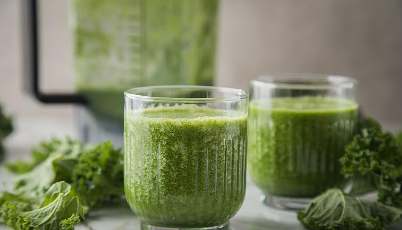 Grün heißt nicht immer nur gesund, sondern kann auch lecker schmecken: Der Smoothies besteht aus Grünkohl, Apfel, Birne und Apfelsaft. Grün heißt nicht immer nur gesund, sondern kann auch lecker schmecken: Der Smoothies besteht aus Grünkohl, Apfel, Birne und Apfelsaft.