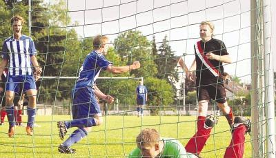 Lars Fleischer (Zweiter von rechts) jubelt über sein 1:0 für Lehrensteinsfeld. Am Ende reichte es in Untergruppenbach nur zu einem 3:3 und Platz zwei. Lars Fleischer (Zweiter von rechts) jubelt über sein 1:0 für Lehrensteinsfeld. Am Ende reichte es in Untergruppenbach nur zu einem 3:3 und Platz zwei.