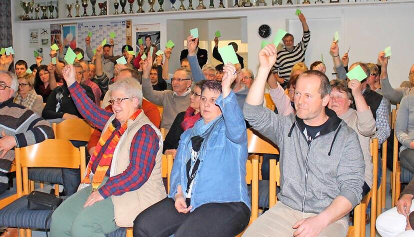 Abstimmung bei den Vorstandswahlen: Die Gr&uuml;ndungsmitglieder recken die Arme mit den gr&uuml;nen Stimmk&auml;rtchen in die H&ouml;he.Fotos: Bettina Hachenberg