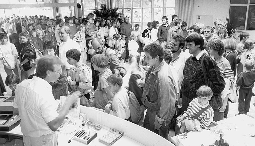 Besucherandrang bei der Eröffnung im September 1990: Diesen Sonntag ist Schluss mit der Rubrik Damals Aquatoll Eröffnung. Besucherandrang bei der Eröffnung im September 1990: Diesen Sonntag ist Schluss mit der Rubrik Damals Aquatoll Eröffnung.