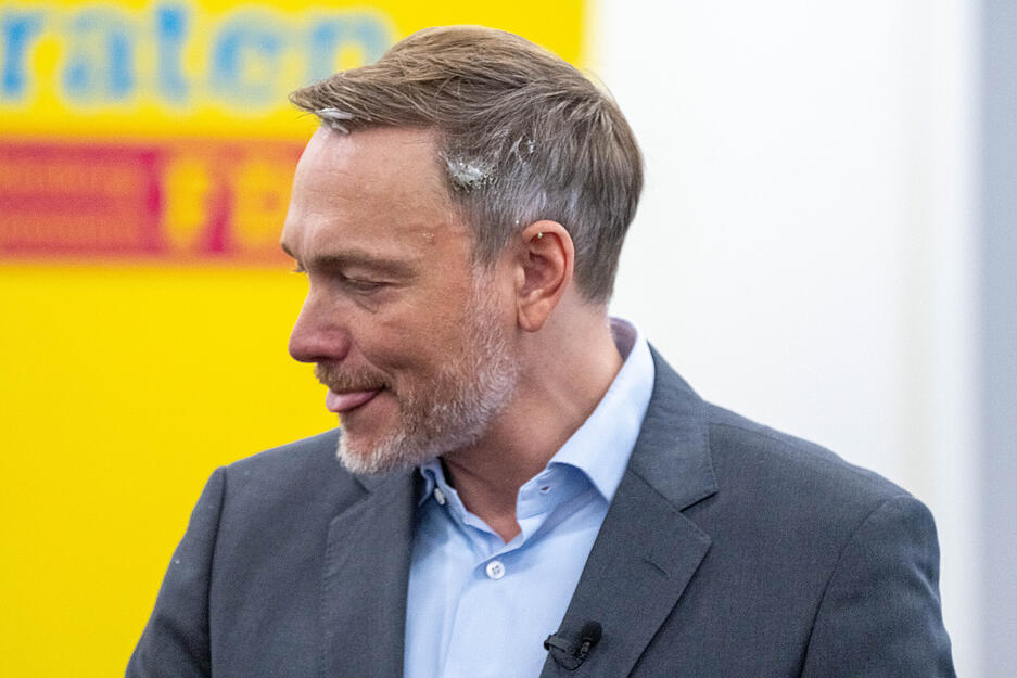 Lindner probierte den Schaum und setzte seine Rede fort.