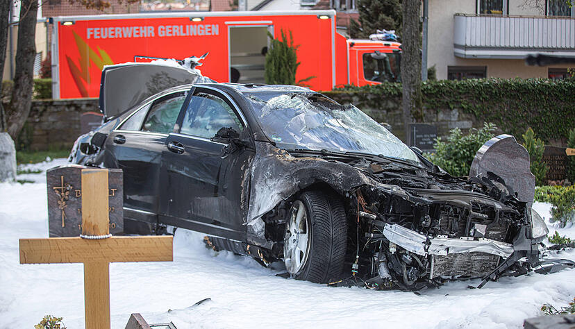 Zahlreiche Einsatzkräfte von Polizei, Feuerwehr und Rettungsdienst sind am Montag auf dem Friedhof in Gerlingen im Einsatz. Zahlreiche Einsatzkräfte von Polizei, Feuerwehr und Rettungsdienst sind am Montag auf dem Friedhof in Gerlingen im Einsatz.