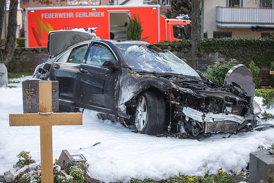 Zahlreiche Einsatzkräfte von Polizei, Feuerwehr und Rettungsdienst sind am Montag auf dem Friedhof in Gerlingen im Einsatz. Zahlreiche Einsatzkräfte von Polizei, Feuerwehr und Rettungsdienst sind am Montag auf dem Friedhof in Gerlingen im Einsatz.
