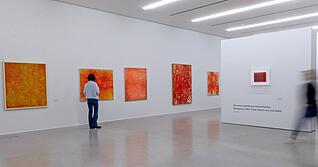 Die vibrierend-pulsierenden Bilder und Farbflächen stehen für den Höhepunkt in Hal Busses Schaffen.