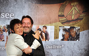 Die Schauspieler Katrin Sass und Uwe Kockisch vor dem Preview des ARD-Films "Weissensee". Die Vorabendserie wurde 2010 ausgestrahlt. Foto: dpa Die Schauspieler Katrin Sass und Uwe Kockisch vor dem Preview des ARD-Films "Weissensee". Die Vorabendserie wurde 2010 ausgestrahlt. Foto: dpa