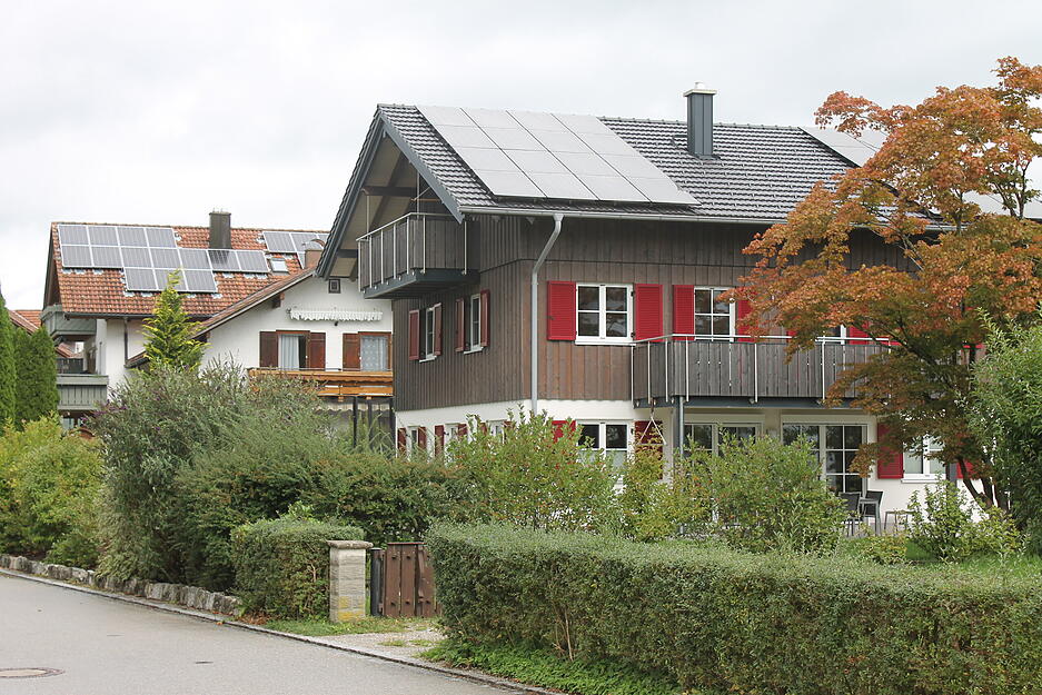 Auch die Dächer von Privathäusern sind mit PV-Anlagen bestückt. Auch die Dächer von Privathäusern sind mit PV-Anlagen bestückt.