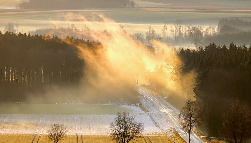 Nur langsam verschwindet der z&auml;he Nebel im S&uuml;dwesten. (Symbolbild)