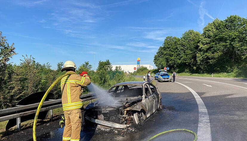 Das Auto brannte vollständig aus. Foto: Heike Kinkopf Das Auto brannte vollständig aus. Foto: Heike Kinkopf