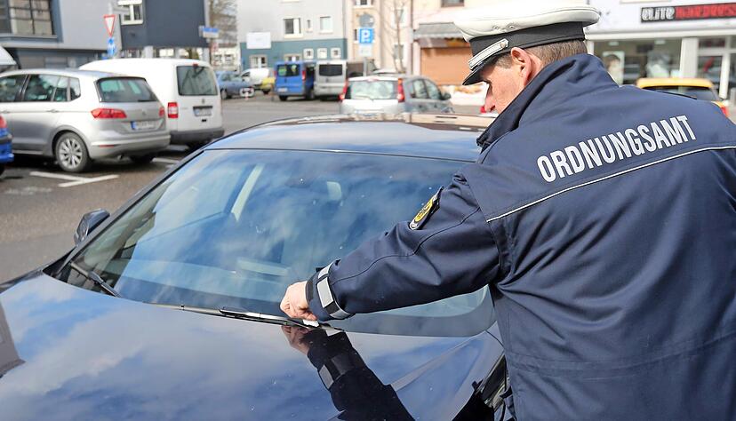 Wer keinen Parkschein löst, kriegt ein Knöllchen. Trotzdem werden immer öfter Verstöße bei Kontrollen festgestellt, berichten Ordnungsämter aus der Region.