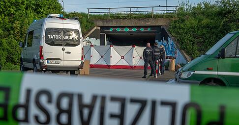 Nach einem lauten Knall hat die Polizei unter einer Fu&szlig;g&auml;ngerbr&uuml;cke im Saarland einen Toten und vier Schwerverletzte gefunden.
