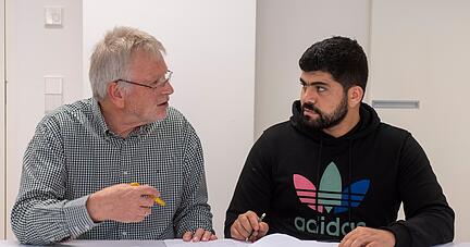 Reinhard Buyer hilft Flüchtlingen bei Behördengängen.