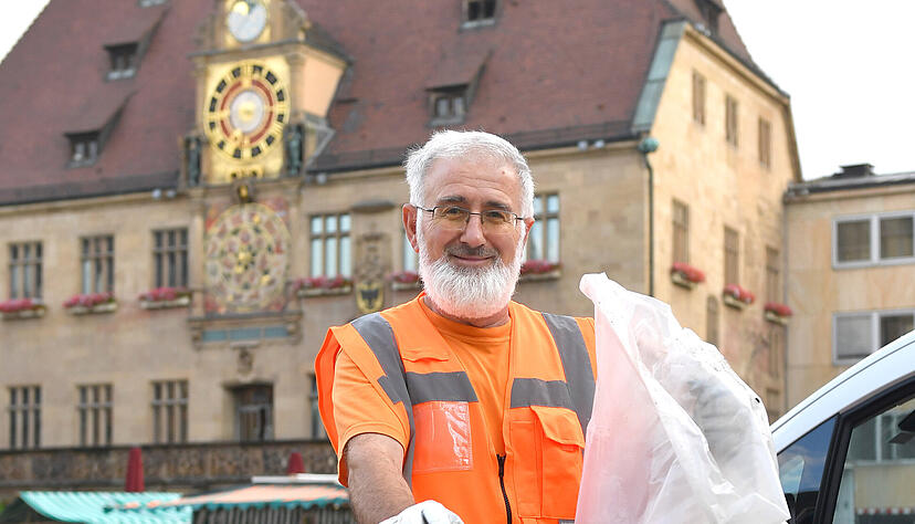 Stadtreiniger Orhan Demiroski und seine Kollegen sorgen mit Laubbl&auml;ser und Kehrmaschine f&uuml;r saubere Stra&szlig;en in Heilbronn.