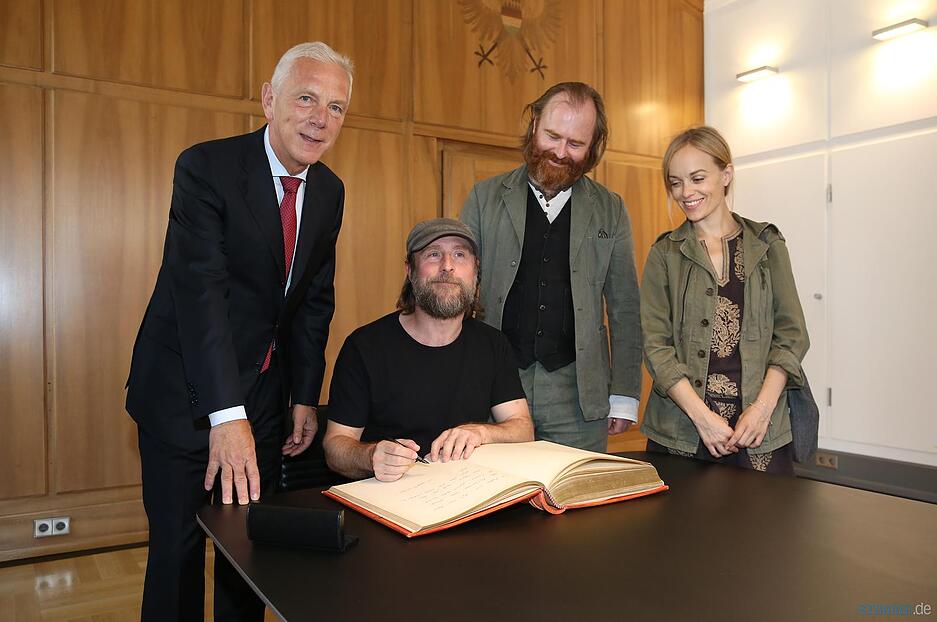 Schauspieler tragen sich ins G&auml;stebuch der Stadt ein | 27.07.