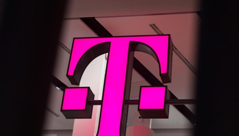 Das Logo der Deutschen Telekom steht in einer Verkaufsfiliale des Unternehmens in der Kölner Innenstadt.