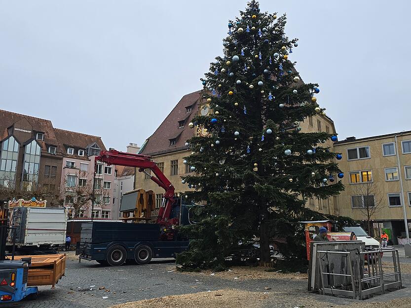 Der Weihnachtsmarkt in Heilbronn wird abgebaut.