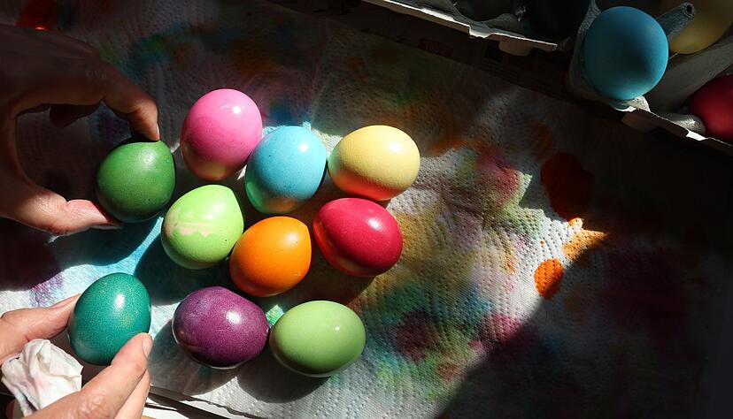 Ostern sicher genie&szlig;en: Hygiene ist essenziell, um Salmonellen-Infektionen zu vermeiden.